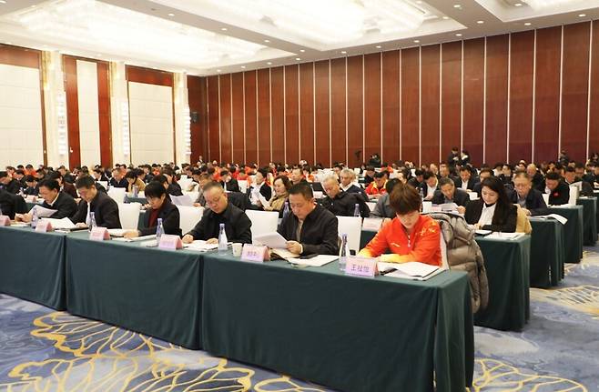 ▲&nbsp;왕즈이는 지난 6일 우한에서 열린 후베이성 체육 성과보고회에서 지난해 11월 열린 제15회 중국 전국체육대회 배드민턴 여자단식 우승 성과를 인정받아 공로상을 수상했다.