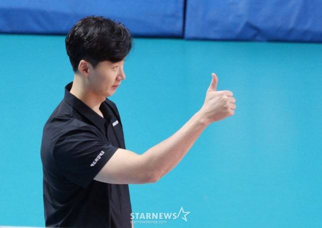 2025-2026 V-리그 남자부 우리카드 대 현대캐피탈 경기가 6일 서울 장충체육관에서 열렸다. 우리카드 박철우 감독이 선수들의 플레이를 칭찬하고 있다. /사진=김진경 대기자