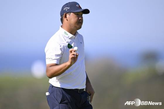 김시우가 2일 파머스 인슈어런스 오픈 4라운드에서 퍼트를 성공시킨 뒤 세리머니를 하고 있다. /AFPBBNews=뉴스1