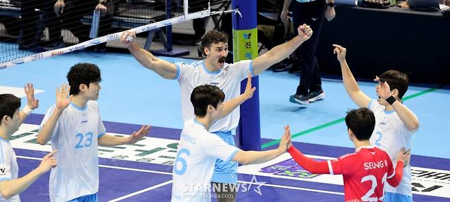 [한번에쓱] 세트스코어 3-1로 한전 꺾은 대한항공, 정지석 & 러셀 41점 합작 생생현장