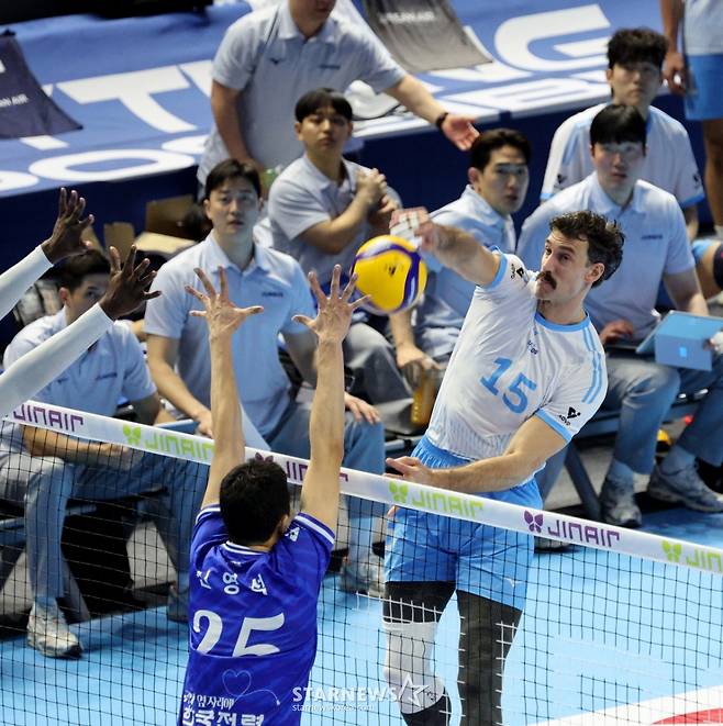 [한번에쓱] 세트스코어 3-1로 한전 꺾은 대한항공, 정지석 & 러셀 41점 합작 생생현장