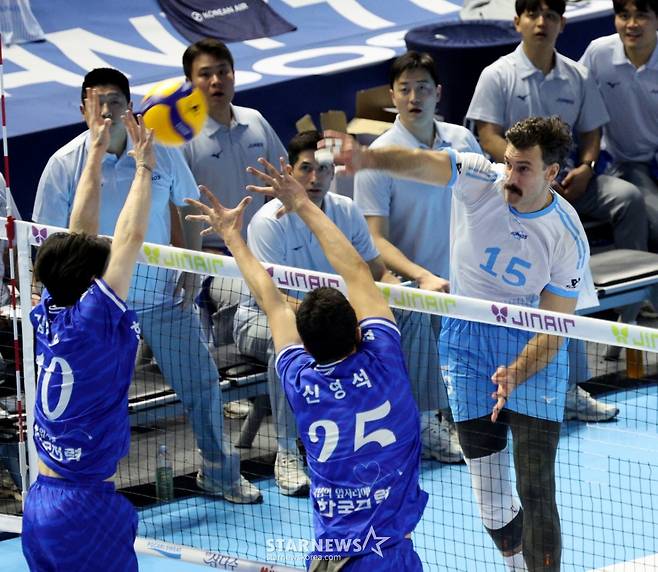 [한번에쓱] 세트스코어 3-1로 한전 꺾은 대한항공, 정지석 & 러셀 41점 합작 생생현장