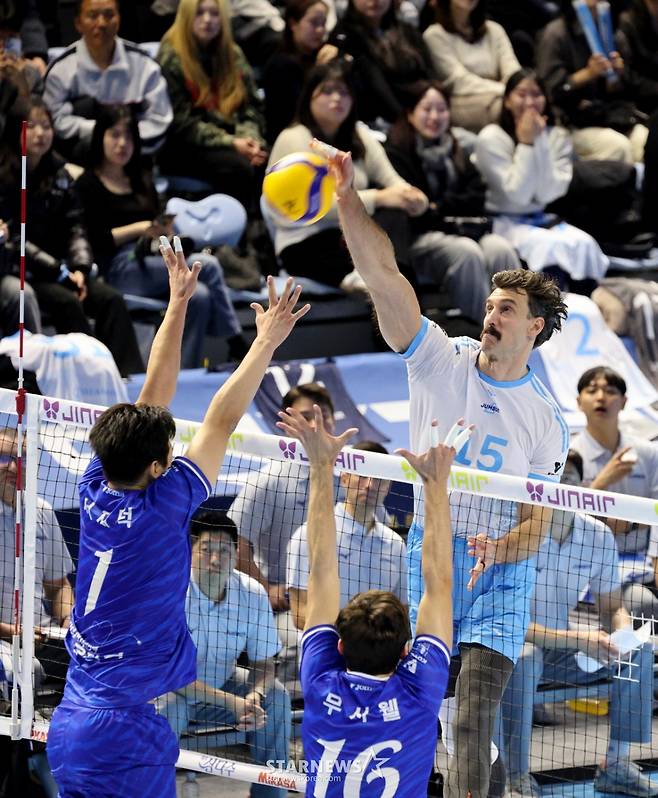 [한번에쓱] 세트스코어 3-1로 한전 꺾은 대한항공, 정지석 & 러셀 41점 합작 생생현장