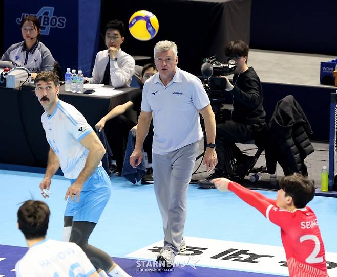 [한번에쓱] 세트스코어 3-1로 한전 꺾은 대한항공, 정지석 & 러셀 41점 합작 생생현장