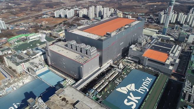 “SK하이닉스 주식으로 큰돈을 벌어 상급지로 이사 갔다”는 친구의 성공담을 들으면 우리 뇌는 중뇌변연계의 보상회로, 도파민이 자극되면서 불쾌감과 불안을 동시에 경험하게 된다. 사진은 SK하이닉스 이천캠퍼스 M16 전경. SK하이닉스 제공&nbsp;