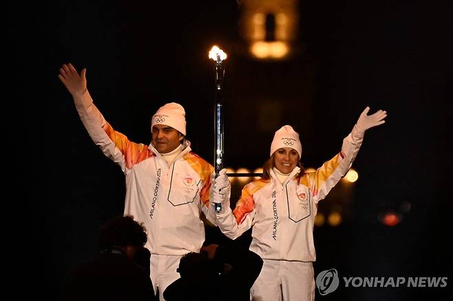 밀라노 성화 최종 점화자인 엘베르토 톰바(왼쪽)와 데보라 콤파뇨니  [AFP=연합뉴스]