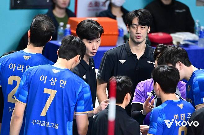 작전 지시하는 박철우 우리카드 감독대행(중앙) [한국배구연맹 제공. 재판매 및 DB 금지]