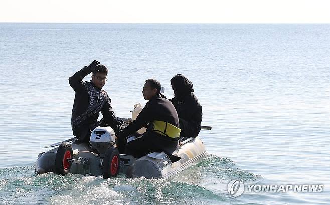 일본 조세이 탄광 유골 조사 출발 (우베[일본]=연합뉴스) 박상현 특파원 = 유골 수습 잠수조사가 재개된 3일 일본 야마구치현 우베시 조세이 탄광에서 일본인 잠수사를 태운 보트가 '피야'라고 불리는 배기구로 이동하고 있다.
    조세이 탄광에서는 1942년 2월 3일 수몰 사고로 조선인 136명과 일본인 47명 등 183명이 사망했다. 2026.2.3 psh59@yna.co.kr
