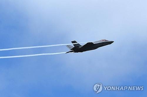 비행하는 영국군 소속 F-35 [EPA=연합뉴스]