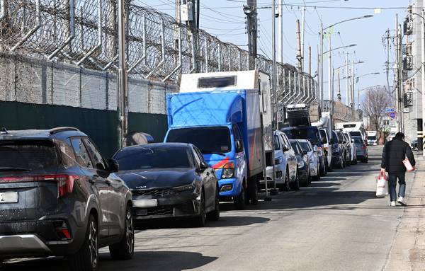 수원시 공군 제10전투비행단 일대에 주정차가 이어지며 보안에 대한 우려가 커지고 있다. 8일 제10전투비행단 일대 도로에 차량들이 주정차 돼 있다. 2026.2.8 /최은성기자 ces7198@kyeongin.com