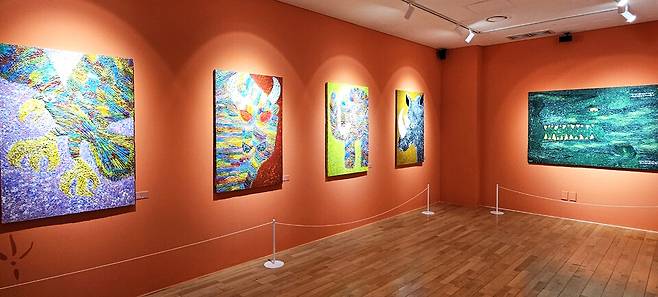 ▲ 벗이미술관&nbsp;기획전 'Enigmatic Senses: 낯선 감각의 세계에서' 전경.