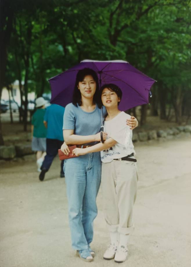 ▲ 1999년 인현동 화재 참사로 숨진 고 이지혜(오른쪽)양이 중학생이었던 시절, 함께 나들이에 나섰던 어머니 김영순씨 품에 안겨 있다. /사진제공=김영순&nbsp;