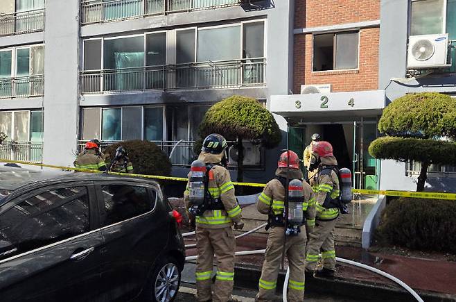 2월 6일 오전 11시 39분께 서산시 동문동의 한 11층 아파트 1층에서 불이 나 소방당국이 출동해 진화작업을 벌였다.(사진=서산소방서 제공)