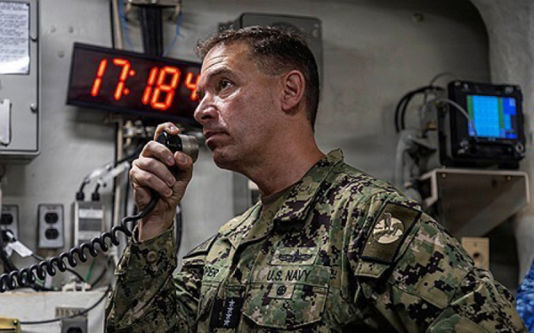 항공모함 니미츠호 탑승한 브래드 쿠퍼 미 중부사령관. 연합뉴스