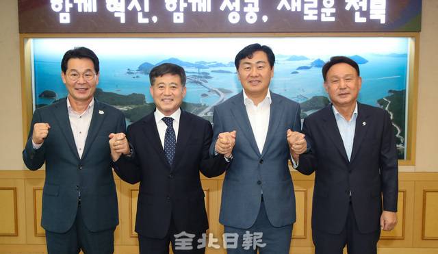 지난 2022년 8월 전북도청에서 열린 새만금권역 행정협의회에서 (왼쪽부터) 권익현 부안군수, 정성주 김제시장, 김관영 도지사, 강임준 군산시장이 손을 잡고 기념 촬영을 하고 있다. /사진=전북도 제공