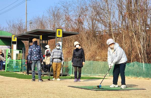 고성군 파크골프장이 지난해 7월 개장 이후 시범운영을 거쳐 올해 1월 정식 개장했다. 파크골프를 즐기는 주민들 모습. / 고성군