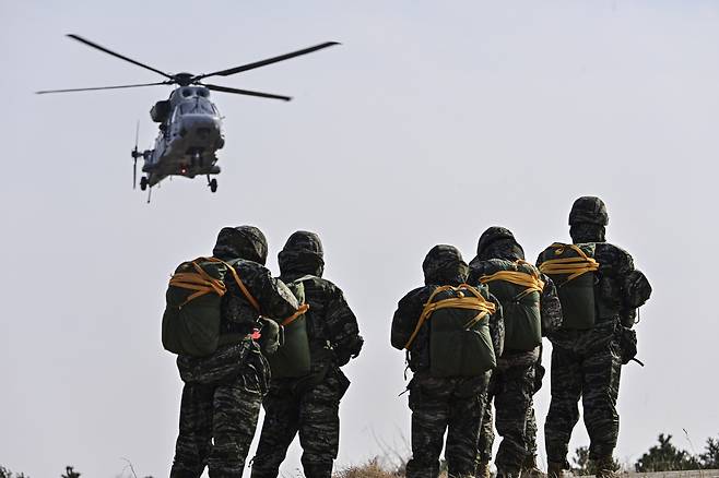 해병대 1사단 공정대대 장병들이 5일 조사리강하장에서 마린온 탑승을 기다리고 있다. /해병대 1사단 제공