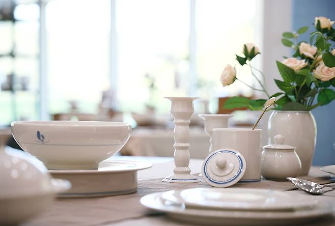 ▲ 청송백자는 16세기부터 20세기 중반까지 500여 년의 역사를 지닌 조선후기 대표적인 생활도자기이다. 해주백자, 회령자기, 양구백자와 함께 조선시대 4대 지방요 중의 하나인 청송백자는 도석을 빻아 만들어 색이 고우면서 가벼운게 특징이다.