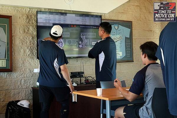 두산 선수단의 전력분석 공부 시간(사진=두산)