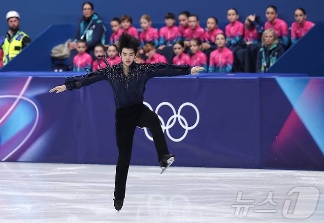피겨 차준환이 7일(현지시간) 이탈리아 밀라노 아이스 스케이팅 아레나에서 열린 2026 밀라노·코르티나담페초 동계올림픽 피겨 스케이팅 팀 이벤트(단체전) 남자 싱글 쇼트 프로그램에서 점프 실수를 하고 있다. 2026.2.8 ⓒ 뉴스1 김성진 기자