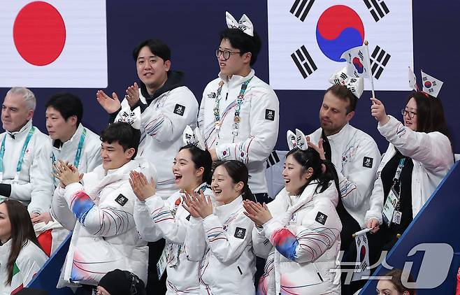 대한민국 피겨 대표팀이 7일(현지시간) 이탈리아 밀라노 아이스 스케이팅 아레나에서 열린 2026 밀라노·코르티나담페초 동계올림픽 피겨 스케이팅 팀 이벤트(단체전) 남자 싱글 쇼트 프로그램에서 연기를 펼친 차준환에게 박수를 보내고 있다. 2026.2.8 ⓒ 뉴스1 김성진 기자