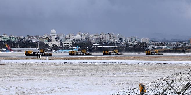 8일 오전 강한 눈폭풍으로 활주로 운영이 중단된 제주국제공항에서 제설차들이 분주히 오가고 있다. 2026.2.8 ⓒ 뉴스1 오미란 기자