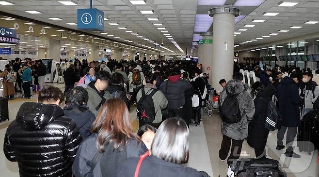 8일 오전 제주국제공항 3층 출발장 대합실이 표를 구하려는 결항편 승객들로 붐비고 있다. 2026.2.8 ⓒ 뉴스1 오미란 기자