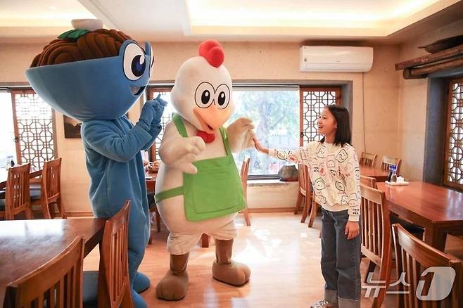 지난해 열린 공지천 일대에서 열린 춘천막국수닭갈비축제 마스코트.(춘천시 제공, 재판매 및 DB금지)
