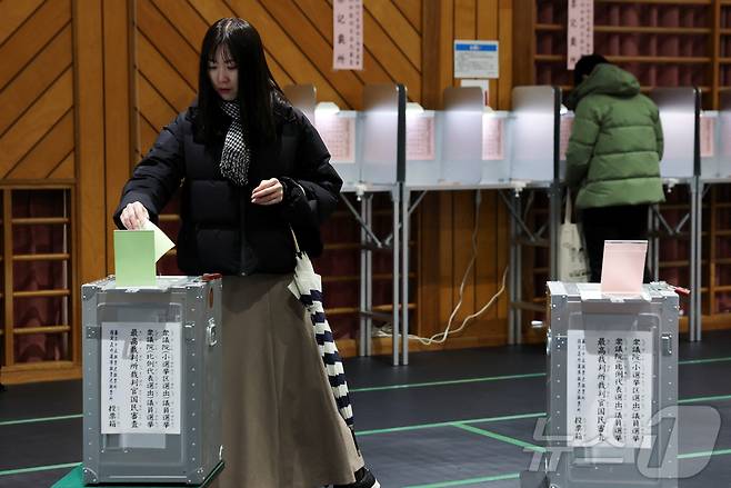일본 중의원 선거가 열리는8일 한 여성이 도쿄의 투표소에서 투표함에 투표 용지를 넣고 있다. 2026.02.08 ⓒ 로이터=뉴스1
