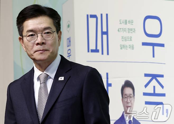 정원오 성동구청장이 2일 오후 서울시 성동구 왕십리광장로 디노체컨벤션웨딩홀에서 가진 ‘매우 만족 정원오입니다’ 출판기념회에 참석자들을 맞이하고 있다. 2026.2.2 ⓒ 뉴스1 박정호 기자