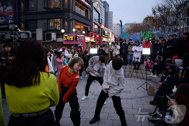 서울 홍대 거리에서 아마추어 케이팝 그룹이 2020년 1월 공연하고 있다. 2020.1.5 ⓒ AFP=뉴스1 (특정 기사내용과 무관한 자료사진)