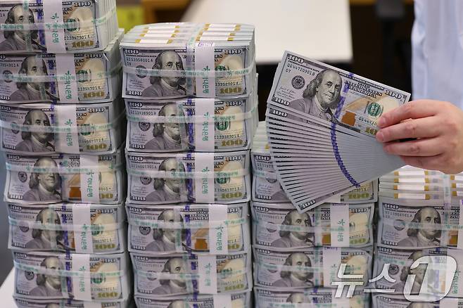 지난 4일 서울 중구 하나은행 위변조대응센터에서 직원이 달러화를 정리하고 있다. 2026.2.4 ⓒ 뉴스1 안은나 기자