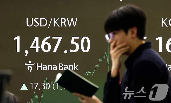 지난 5일 서울 중구 하나은행 본점 딜링룸 전광판에 원·달러 환율 표시되어 있다. 2026.2.5 ⓒ 뉴스1 최지환 기자
