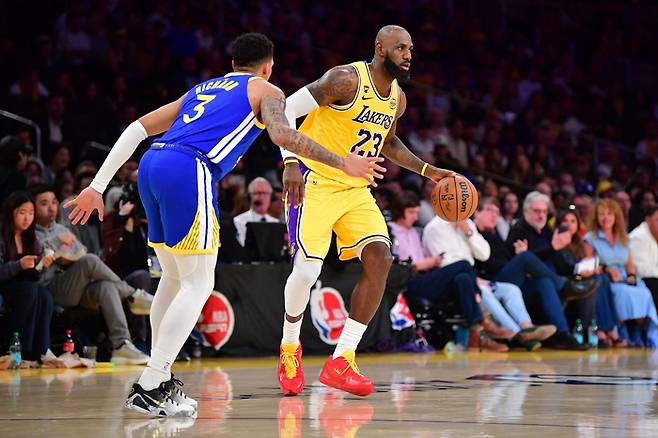 레이커스 르브론 제임스가 8일(한국 시간) 미국 캘리포니아주 LA 크립토닷컴 아레나에서 열린 2025~2026 미국프로농구(NBA) 정규시즌 골든스테이트전에서 드리블을 하고 있다. 사진 | Imagn Images 연합뉴스