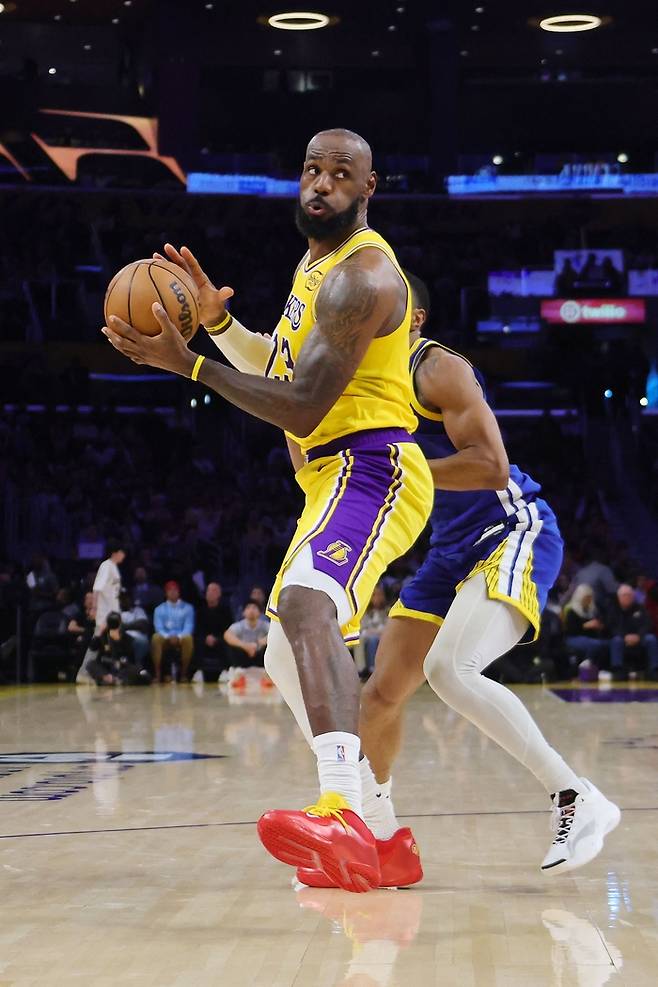 레이커스 르브론 제임스가 8일(한국 시간) 미국 캘리포니아주 LA 크립토닷컴 아레나에서 열린 2025~2026 미국프로농구(NBA) 정규시즌 골든스테이트전에서 패스를 받고 있다. 사진 | LA=AFP 연합뉴스