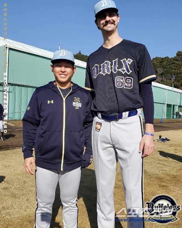 좌완 에이스 미야기와 나란히 선 오릭스 새 외국인 투수 션 제리. 두 선수의 키 차이가 무려 42cm나 된다. 사진캡처=오릭스 버팔로즈 SNS