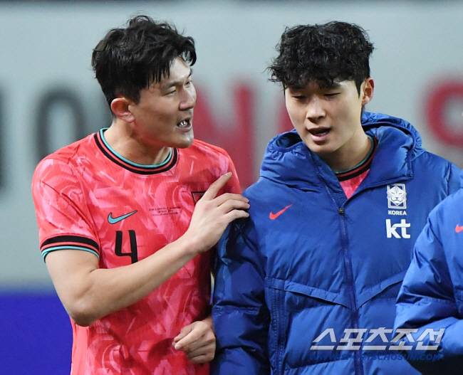 18일 서울월드컵경기장에서 열린 한국과 가나의 축구대표팀 평가전.   한국이 1대0으로 승리한 가운데 김민재가 김태현과 대화 나누고 있다. 상암=정재근 기자 cjg@sportschosun.com/2025.11.18/