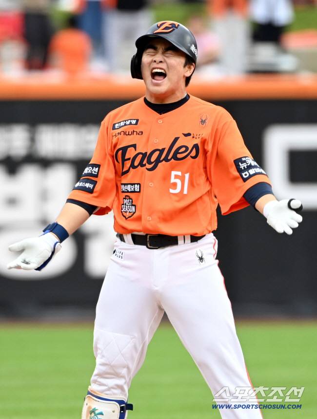 플레이오프 1차전 싹쓸이 역전타 후 포효하는 문현빈. 스포츠조선DB