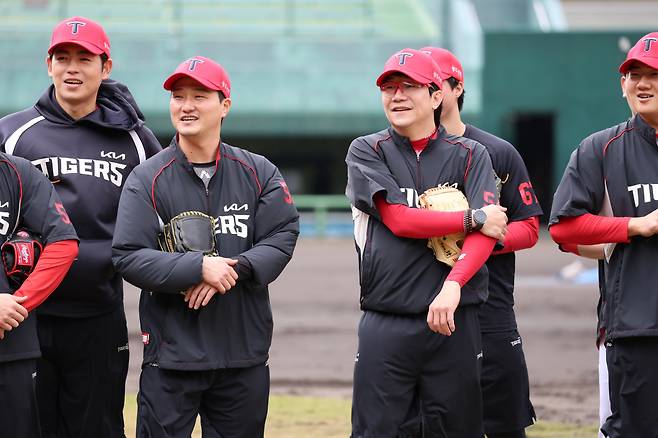 일본 아마미오시마 1차 스프링캠프에서 KIA 타이거즈 투수조와 함께 훈련하는 이태양(왼쪽 끝). 새로운 팀에 적응하고 있다. 사진제공=KIA 타이거즈