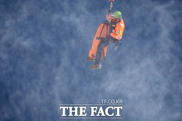 전방 십자인대 파열이라는 심각한 부상에도 2026 밀라노·코르티나 동계올림픽 출전을 강행한 '스키 여제' 린지 본이 안타까운 사고를 당했다. 사진은 본이 8일(한국 시간) 여자 활강 결승전에서 넘어져 이송되는 모습. /AP. 뉴시스