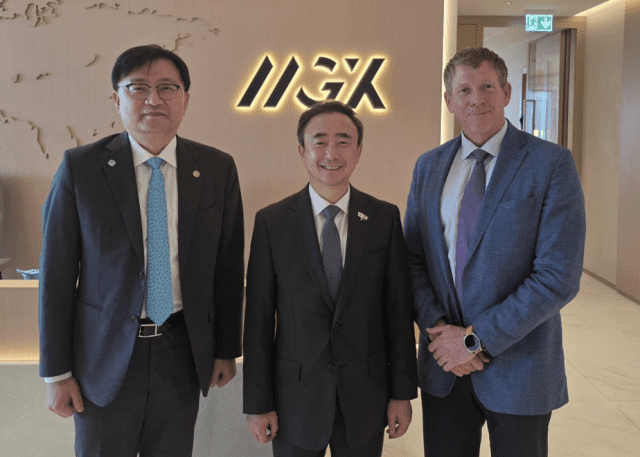 왼쪽부터 조준희 KOSA 회장, 임문영 국가AI전략위 부위원장, MGX 관계자. 국가AI전략위 제공