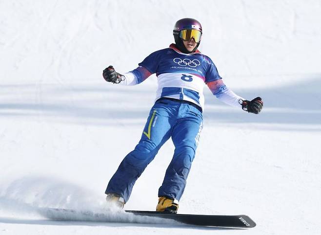 8일(현지시간) 이탈리아 리비뇨 스노파크에서 열린 2026 밀라노-코르티나담페초 동계올림픽 스노보드 남자 평행 대회전 준결승에 출전한 김상겸이 결승을 확정한 뒤 기뻐하고 있다. 연합뉴스
