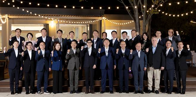 윤석열 대통령이 2024년 9월 24일 서울 용산 대통령실 앞 분수정원에서 열린 국민의힘 지도부 초청 만찬 뒤 한동훈 대표, 추경호 원내대표 등 국민의힘 지도부, 대통령실 참모진과 함께 기념 촬영을 하고 있다. 앞줄 왼쪽부터 국민의힘 진종오 최고위원, 배준영 원내수석부대표, 서범수 사무총장, 김민전 최고위원, 장동혁 최고위원, 한동훈 대표, 윤 대통령, 국민의힘 추경호 원내대표, 김재원 최고위원, 인요한 최고위원, 김종혁 최고위원, 홍철호 정무수석. 뒷줄 왼쪽부터 정진석 대통령 비서실장, 국민의힘 한지아 수석대변인, 정희용 원내대표 비서실장, 곽규택 수석대변인, 이도운 대통령실 홍보수석, 김주현 민정수석, 박춘섭 경제수석, 국민의힘 김상훈 정책위의장, 성태윤 대통령실 정책실장, 전광삼 시민사회수석, 유혜미 저출생대응수석, 장상윤 사회수석, 박상욱 과학기술수석. /연합뉴스