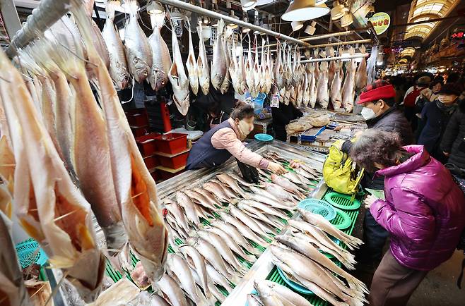 4일 부산 부산진구 부전시장을 찾은 시민들이 제수용 생선 등을 구입하고 있다. /연합뉴스