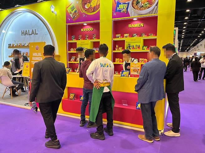지난달 27일 아랍에미리트(UAE) 두바이에서 열린 중동·아프리카 최대 국제 식품 박람회 ‘걸푸드(Gulfood) 2026’에 참가한 오뚜기 부스에서 시식용 진라면 제품을 제공하는 모습. /독자 제공