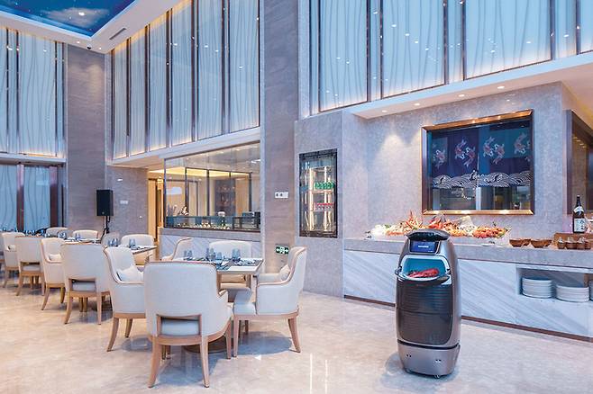 알리바바 개발 기술을 기반으로 한 중국 항저우 플라이주(FlyZoo) 호텔에서는 로봇이 서빙을 담당한다(사진 호텔스닷컴).