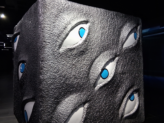 지하 2층에서는 지하철 역을 배경으로 한 ‘옥문강’ 포토존과 애니메이션 2기의 상징적인 장면들을 담은 미디어 존이 펼쳐진다. 사진=최강주 기자 gamja822@donga.com