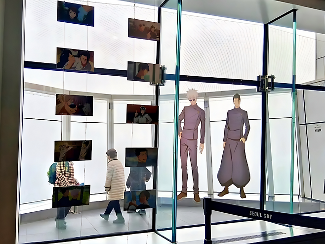 120층 전망층에는 ‘이타도리 유지’, ‘고죠 사토루’ 등 주요 등장인물과 함께 사진을 남길 수 있는 대형 폴라로이드 포토존과 SD(Super Deformed, 2등신 또는 3등신으로 표현) 스타일 캐릭터 존이 마련돼 있다. 사진=최강주 기자 gamja822@donga.com