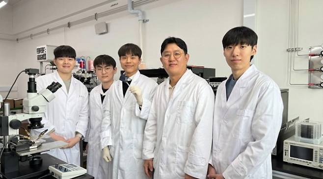 왼쪽부터 김창환 KAIST 석박사통합과정생, 김승환 박사과정생, 허남욱 석박사통합과정생, 서준기 교수, 조영석 박사과정생. KAIST 제공