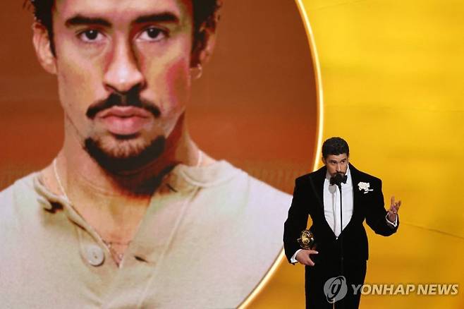 1일 그래미 시상식 무대에서 올해의 앨범상을 받은 배드 버니가 수상 소감을 말하고 있다. 사진=연합뉴스